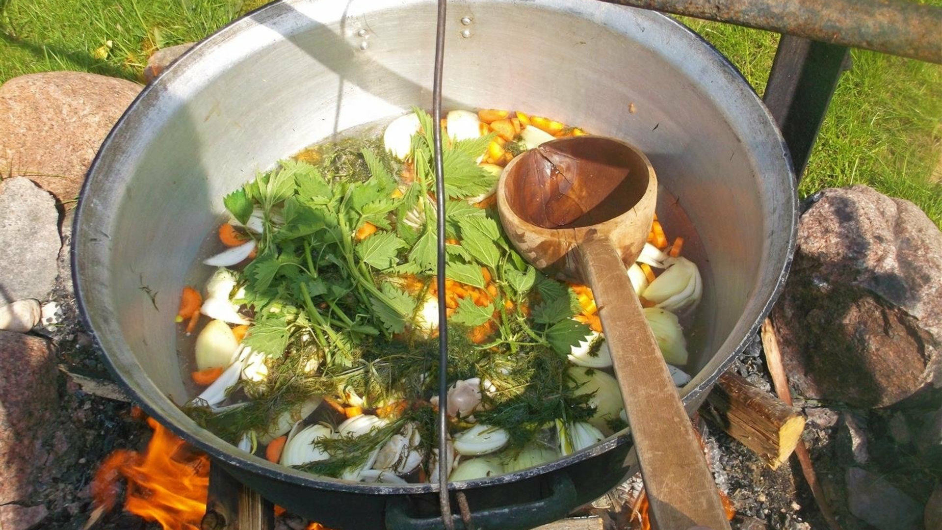 Demonstration der Zubereitung von Fischsuppe